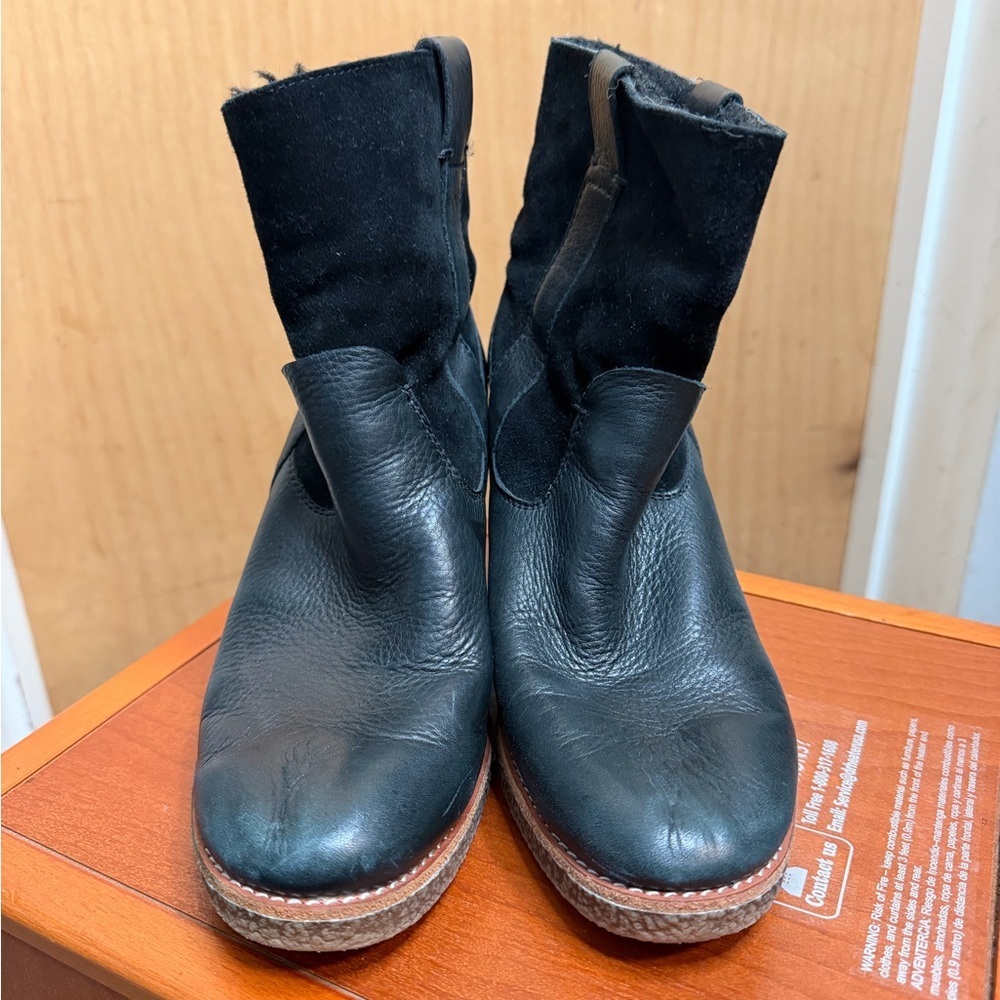 Dolce Vita Women’s Black Ankle Boots - Faux Leather and Suede-Fur Inside. Size:8